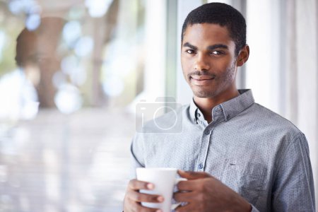 Téléchargez les photos : Homme noir, portrait et fenêtre avec café pour le matin, boisson ou start-up créative au bureau. Homme africain avec sourire pour latte, cappuccino ou tasse de thé par paroi de verre sur le lieu de travail. - en image libre de droit