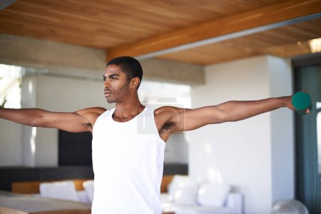 Téléchargez les photos : Fitness, yoga et homme noir à la maison avec des poids pour le bien-être, la force et l'équilibre pour un corps sain. Entraînement, pilates et personne avec équipement d'étirement, d'entraînement et d'exercice dans le salon. - en image libre de droit