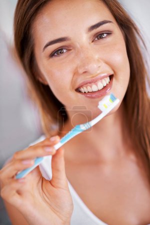 Foto de Cuidado oral, feliz y retrato de mujer con cepillo de dientes para la salud, bienestar y rutina limpia para la higiene. Dental, sonrisa y joven hembra con pasta dental para dientes de odontología o tratamiento bucal. - Imagen libre de derechos