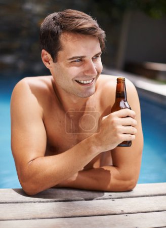 Téléchargez les photos : Homme, détendez-vous et souriez dans la piscine avec de la bière pour boire ou se détendre pendant les vacances d'été, luxe et station balnéaire ou villa. Homme, bouteille et alcool pour des rafraîchissements pendant les vacances tropicales aux Maldives - en image libre de droit