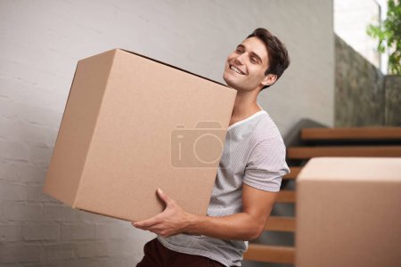 Homme, boîtes de déménagement et nouvelle maison par des escaliers avec sourire, nouveau départ et investissement dans l'immobilier. Personne, carton et forfait sur marches en appartement, maison et heureux à louer, hypothèque et propriété.