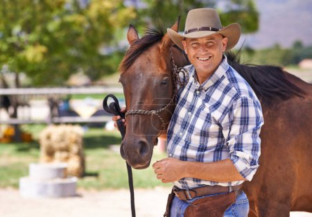 Téléchargez les photos : Homme, fermier et heureux avec le cheval dans le ranch pour les soins avec le collage, l'alimentation et le soutien au Texas. Mature, homme et cow-boy avec sourire pour les animaux domestiques à la campagne pour le travail agricole - en image libre de droit