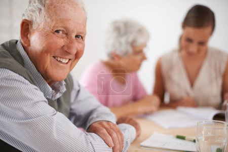 Senioren-, Männer- und Glücksporträt zu Hause mit Finanzberater für Altersvorsorge oder Lebensversicherung am Tisch. Senioren, Menschen und Gesicht mit Berater für Grundbucheintrag und Rentenvertrag.