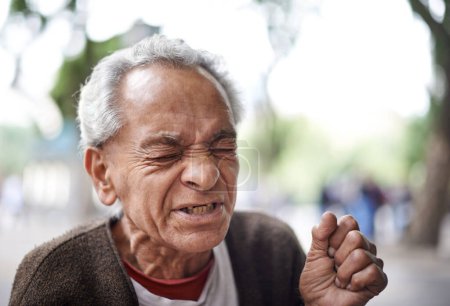 Téléchargez les photos : Visage, malade et vieil homme éternuant dans une rue ou une ville à la retraite, dans le quartier et la ville. Sao Paulo, maladie grippale et personne âgée de sexe masculin avec rhume des foins, difficultés et sagesse en plein air et au Brésil. - en image libre de droit