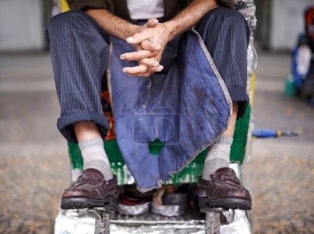 Foto de Brillo, zapatos o piernas de hombre en servicio de limpieza en la calle de la ciudad para el cliente o cliente con pulido, comercio o delantal. Silla, espera o pies de persona en el centro de Sao Paulo listo para la asistencia de calzado. - Imagen libre de derechos