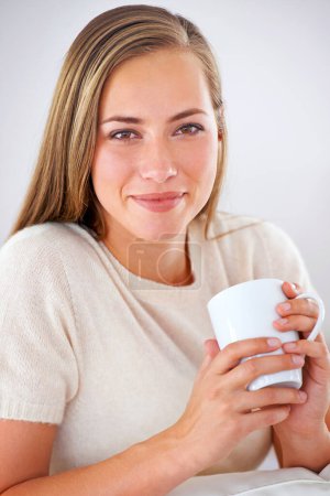 Téléchargez les photos : Femme, détendez-vous et heureux portrait avec du thé vert le matin pour une désintoxication saine et le bien-être à la maison. Matcha, boisson et fille avec un sourire de pause calme ou profiter d'une boisson de tasse de café dans l'appartement. - en image libre de droit