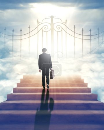 Téléchargez les photos : Homme d'affaires, escalier et lumière pour guider vers le ciel ou l'éternité pour l'au-delà, le salut et le paradis. Médiéval, ancien et des étapes pour le voyage spirituel ou chemin, passerelle et la liberté au-delà - en image libre de droit