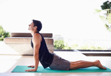 Téléchargez les photos : Yoga, fitness et respiration avec l'homme en cobra posent pour l'auto-soin, aura et équilibre dans l'entraînement à la maison. Calme, zen et air frais en plein air, étirement et souplesse avec exercice pour la santé et le bien-être. - en image libre de droit