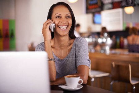 Foto de Mujer feliz, riendo y llamada telefónica con café en la cafetería para broma divertida, conversación o comunicación. Persona femenina con sonrisa en un smartphone móvil para hablar, charlar o divertirse en un restaurante de interior. - Imagen libre de derechos