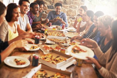 Téléchargez les photos : Groupe, amis et fête avec pizza, rassemblement social et diversité pour la joie ou le plaisir avec les jeunes. Hommes, femmes et restauration rapide avec boisson, célébration et collation pour le déjeuner ou manger à la pizzeria italienne. - en image libre de droit