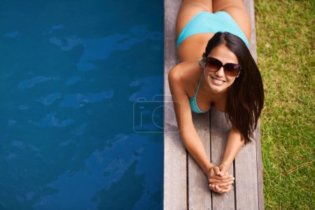 Téléchargez les photos : Portrait de femme, bikini ou bronzage à la piscine pour se détendre ou se détendre pendant les vacances d'été à Hawaï. Sourire, pause ou personne heureuse bronzer en maillot de bain au resort, à la maison ou à l'hôtel pour la paix. - en image libre de droit