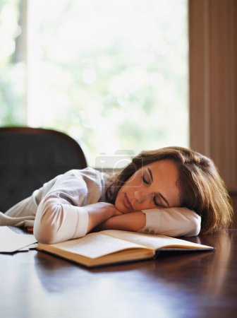 Téléchargez les photos : Sommeil, travailleuse à distance et femme fatiguée avec livres, fatigue ou somnolence en écrivant au bureau à la maison. Freelance, burnout ou sieste d'écrivaine dans une maison épuisée par la lecture, la recherche ou de nouvelles notes. - en image libre de droit