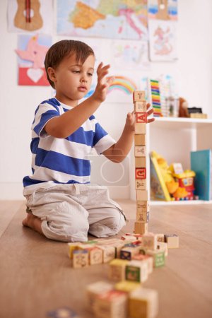 Foto de Hogar, niño o equilibrio con bloques de construcción para jugar y aprender para el desarrollo o el crecimiento en la sala de juegos. Relajarse, la educación y juguetón con la actividad, niño pequeño y juegos divertidos para la creatividad. - Imagen libre de derechos