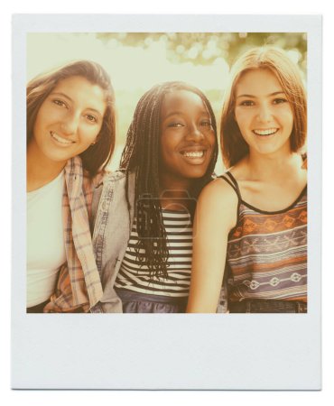 Téléchargez les photos : Portrait de femmes, d'amis et de groupe avec le sourire comme image polaroïde pour lier la connexion, été ou ensemble. Les femmes, le visage et la diversité dans l'environnement pour se détendre joie, vacances ou week-end. - en image libre de droit