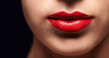 Téléchargez les photos : Cosmétiques, rouge à lèvres rouge et gros plan des lèvres de la femme avec un traitement tendance, beauté et visage. Bouche, maquillage et zoom de la femme avec brillant pour briller, lueur ou visage pour la routine de cosmétologie - en image libre de droit