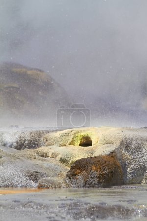 Foto de Manantial de azufre, piscinas y agua con depósito mineral, sal y beneficios naturales. Vapor, gases o al aire libre en Nueva Zelanda con terreno rocoso, naturaleza y niebla o fuente caliente de agua de corriente térmica. - Imagen libre de derechos