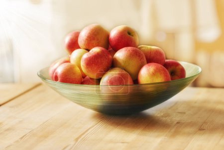 Téléchargez les photos : Fruits, cuisine et pommes dans un bol sur la table pour la gelée ou compote de pommes, jus et nourriture pour le déjeuner à la maison. Lentille éclat, été et saine à manger le matin, petit déjeuner et nutrition avec de la vitamine C. - en image libre de droit
