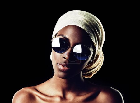 Schwarze Frau, Porträt und Sonnenbrille mit Schal für Mode oder Stil auf dunklem Studiohintergrund. Gesicht einer afrikanischen weiblichen Person oder eines Modells mit Kopfbedeckung und Brille für stilvolle Accessoires auf Attrappen.