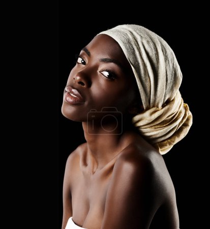 Foto de Belleza, confianza y retrato de bufanda de mujer negra, maquillaje natural o estética creativa en estudio. Arte, cuidado de la piel y chica africana sobre fondo oscuro con envoltura de la cabeza, cosméticos faciales y orgullo - Imagen libre de derechos