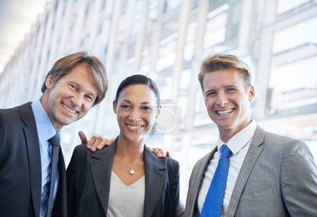 Portrait, sourire et équipe de gens d'affaires en poste ensemble pour une carrière d'entreprise ou professionnelle. À propos de nous, nous embauchons et heureux ou amical groupe d'employés dans le milieu de travail pour la diversité ou l'unité.