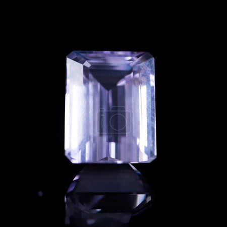 Foto de Púrpura, gemas o joyas sobre fondo negro para un diseño lujoso, caro y rico en estudio. Violeta, diamante o roca cristalina para textura, glamour y anillo con brillo y reflexión para regalo. - Imagen libre de derechos