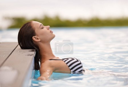 Foto de Verano, paz y mujer relajarse en la piscina en vacaciones de lujo o vacaciones en el hotel o villa en Cancún. Persona, al aire libre o disfrutar de aguas tranquilas en el resort en México o chica en bikini o traje de baño de moda. - Imagen libre de derechos