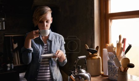 Morgens Tee und Frau in der Küche trinken über ruhige Pause und Routineabläufe zu Hause. Gesund, Matcha oder Person im Haus mit Frühstücksgetränk, um in den Urlaub zu starten oder mit Espresso Latte zu entspannen.