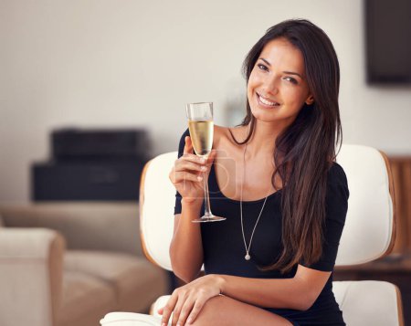 Téléchargez les photos : Détendez-vous, portrait et femme sourire avec du champagne pour le luxe ou les loisirs, élégant et détendez-vous pour les vacances de week-end. Femme, toast ou acclamations avec verre ou vin, profiter et célébrer en vacances chic. - en image libre de droit