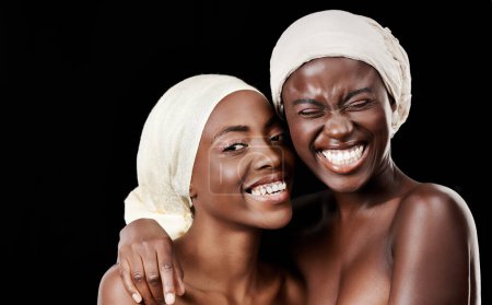 Téléchargez les photos : Happy, foulard et portrait de femmes noires en studio pour le bien-être, la santé et les soins capillaires. Salon esthétique, amis et personnes avec accessoires, cosmétiques et beauté sur fond sombre. - en image libre de droit