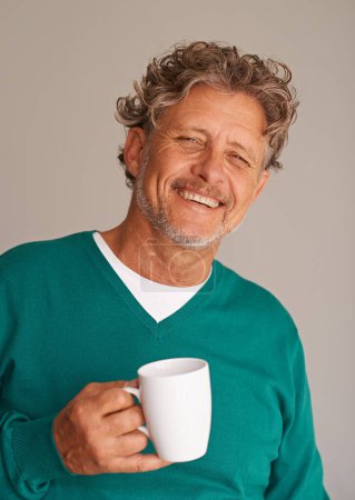 Téléchargez les photos : Homme mûr, café et portrait en studio avec sourire, confiance et excité pour la boisson par l'arrière-plan. Personne, mannequin senior et heureux avec cappuccino, coco ou latte avec boisson, mode ou tasse de thé. - en image libre de droit