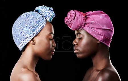 Téléchargez les photos : Studio, sœurs et femmes noires avec des soins pour la beauté, le profil et l'enveloppe de tête pour l'esthétique. Fond sombre, femmes africaines et éclat du visage, des cosmétiques et des résultats dermatologiques. - en image libre de droit