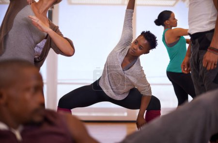 Téléchargez les photos : Femme noire, corps de yoga et d'étirement avec équipe en classe pour l'entraînement, l'exercice ou l'entraînement intérieur ensemble. Femme africaine, coach ou instructeur en échauffement avec groupe en forme pour le bien-être. - en image libre de droit