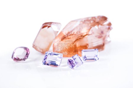 Rock, Amethyst und rosa Diamanten im Studio mit isoliertem weißen Hintergrund für natürliche Ressourcen, Juwel und Glanz für Luxus. Edelstein, Kristall und Reflexion in Nahaufnahme für Glanz, Glut und Mineralität.