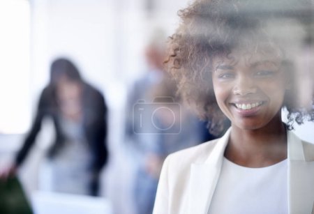Foto de Sonrisa, ventana y retrato de la mujer en la oficina para el trabajo corporativo, seminario y reunión de negocios. Niña africana, emprendedora y orgullo con confianza para startup, carrera y conferencia en el lugar de trabajo. - Imagen libre de derechos