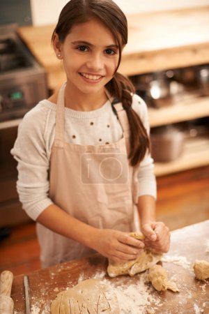 Téléchargez les photos : Portrait de fille, de pâte et de cuisson dans la cuisine, la pâtisserie et préparer le mélange de farine pour la cuisson. Femme, enfant et sourire pour apprendre à la maison, le développement de l'enfant et de l'éducation pour l'habileté cookie ou gâteau. - en image libre de droit