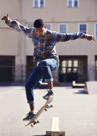 Foto de Hombre, monopatín y saltar en el parque de skate urbano, deportes y energía con habilidad, acrobacias y actividades recreativas al aire libre. Skateboarder, confianza y truco, entrenamiento y entrenamiento para el equilibrio y el ejercicio. - Imagen libre de derechos