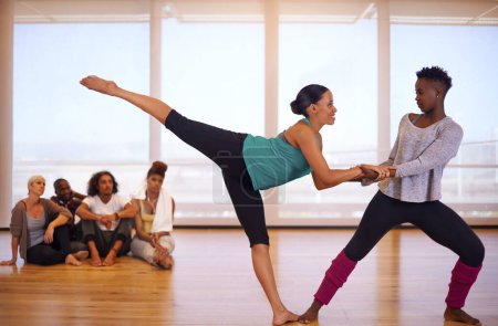 Téléchargez les photos : Stretching, femmes et danse en studio avec partenaire, entraîneur personnel et amis africains heureux ensemble pour le cours de fitness. Rythme, mouvement et personnes en salle de gym pour la pratique, la performance et la flexibilité. - en image libre de droit