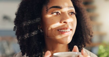 Foto de Sonríe, tranquilo y mujer con café por la ventana en el apartamento para relajarse rutina de fin de semana por la mañana. Feliz, la paz y la joven persona femenina beber capuchino, té o café con leche en taza con aroma en el hogar moderno - Imagen libre de derechos