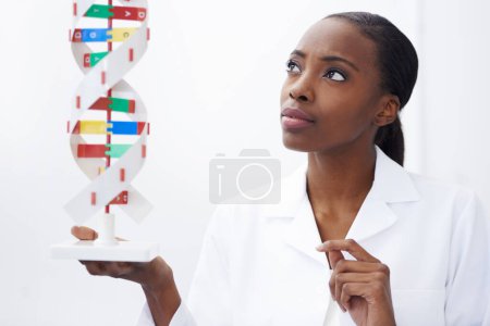 Foto de Modelo de ciencia, mujer y ADN en laboratorio con genética molecular, diagnóstico biológico y desarrollo del organismo. Científico, profesional africano y pensando en partículas de hélice para estudio médico. - Imagen libre de derechos