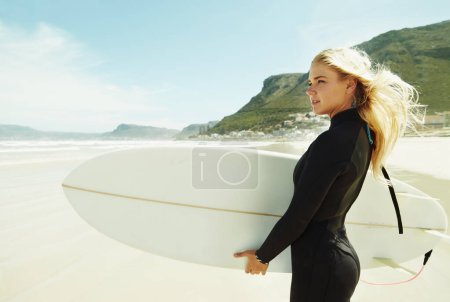 Foto de Chica, surfista y celebración de tabla de surf en la playa, Ciudad del Cabo y entrenamiento para los deportes de surf en la naturaleza. Atleta, al aire libre y aventura en el mar, traje de baño gratuito y para las olas en verano, agua y naturales. - Imagen libre de derechos