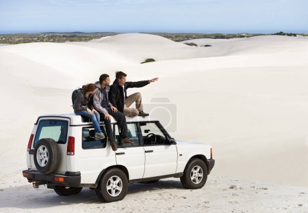 Téléchargez les photos : Amis, les gens en voiture dans le désert et Voyage pour le tourisme à Dubaï pour le safari, voyage sur la route et la vue. Aventure, voyage et transport en véhicule hors route ou 4x4 en vacances pour une pause en plein air. - en image libre de droit