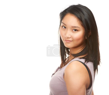 Téléchargez les photos : Femme heureuse et asiatique et portrait avec beauté naturelle ou soin des cheveux sur fond de studio blanc. Visage d'une femme séduisante ou d'un jeune mannequin avec le sourire à la mode ou des vêtements décontractés sur un espace maquillé. - en image libre de droit