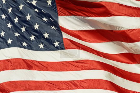 Foto de Estrella, rayas y bandera americana con símbolo, gráfico o ilustración en banner, tema o fondo abstracto. Icono ondulante de la herencia del país o la gloria por la valentía, el Día de la Independencia o el gobierno de EE.UU.. - Imagen libre de derechos