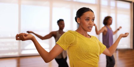 Téléchargez les photos : Danseuse, femme et entrainement pour apprendre, faire de l'exercice et du fitness dans un studio de danse avec routine de mouvement. Les gens et l'entraînement de performance de la femme avec ballet et bien-être dans un cours d'arts de la scène. - en image libre de droit