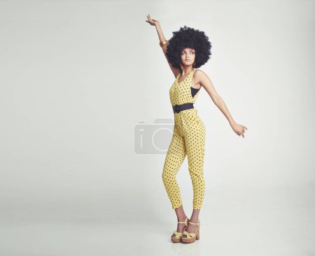 Téléchargez les photos : Femme noire, combinaison et danse de mode en studio pour look vintage, gen x et style rétro pour old school. Fille africaine, afro et unique avec fond blanc pour la pose, isolé et confiant - en image libre de droit