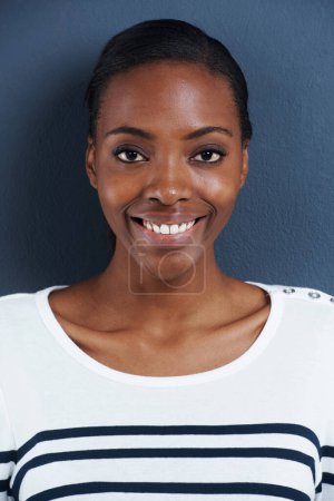 Foto de Mujer negra, retrato feliz y estudio para cosméticos naturales para cuidado de la piel y brillo facial para la belleza. Modelo africano, dermatología o sonrisa cara con rímel o confiado en primer plano por fondo azul. - Imagen libre de derechos