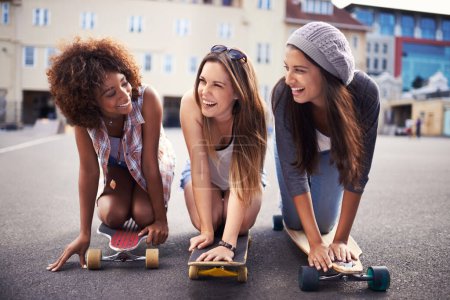 Foto de Skateboard, felices y amigos en la calle para hacer ejercicio, entrenamiento y competición por diversión hobby en la ciudad. Skate park, moda y jóvenes en estilo moderno, casual y callejero para deportes y fitness. - Imagen libre de derechos