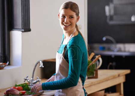 Téléchargez les photos : Heureux, cuisine et femme avec des légumes dans la cuisine ingrédients de coupe avec couteau à la maison. Sourire, épicerie et jeune femme avec des produits pour le dîner, le souper ou le repas dans un appartement moderne - en image libre de droit