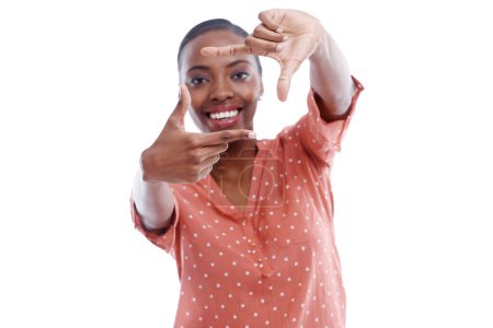 Foto de Mujer negra, retrato y manos para marco en estudio, fotografía con perspectiva y sonrisa sobre fondo blanco. Gesto, estética y modelo africano con rostro, enfoque y visión para capturar POV. - Imagen libre de derechos