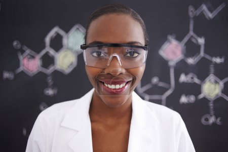 Foto de Ciencia, retrato y mujer con gafas en laboratorio para investigación química, estudio médico y técnico de laboratorio. Científico, profesional africano y cara con felicidad para el experimento farmacéutico. - Imagen libre de derechos